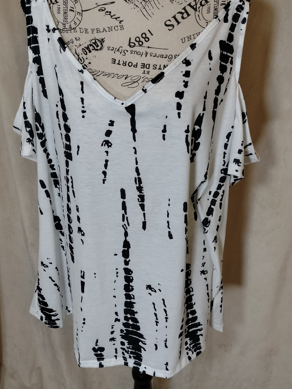 Women's White V-Neck Cold Shoulder Top w/Dark Blue Abstract Print. Size 4XL